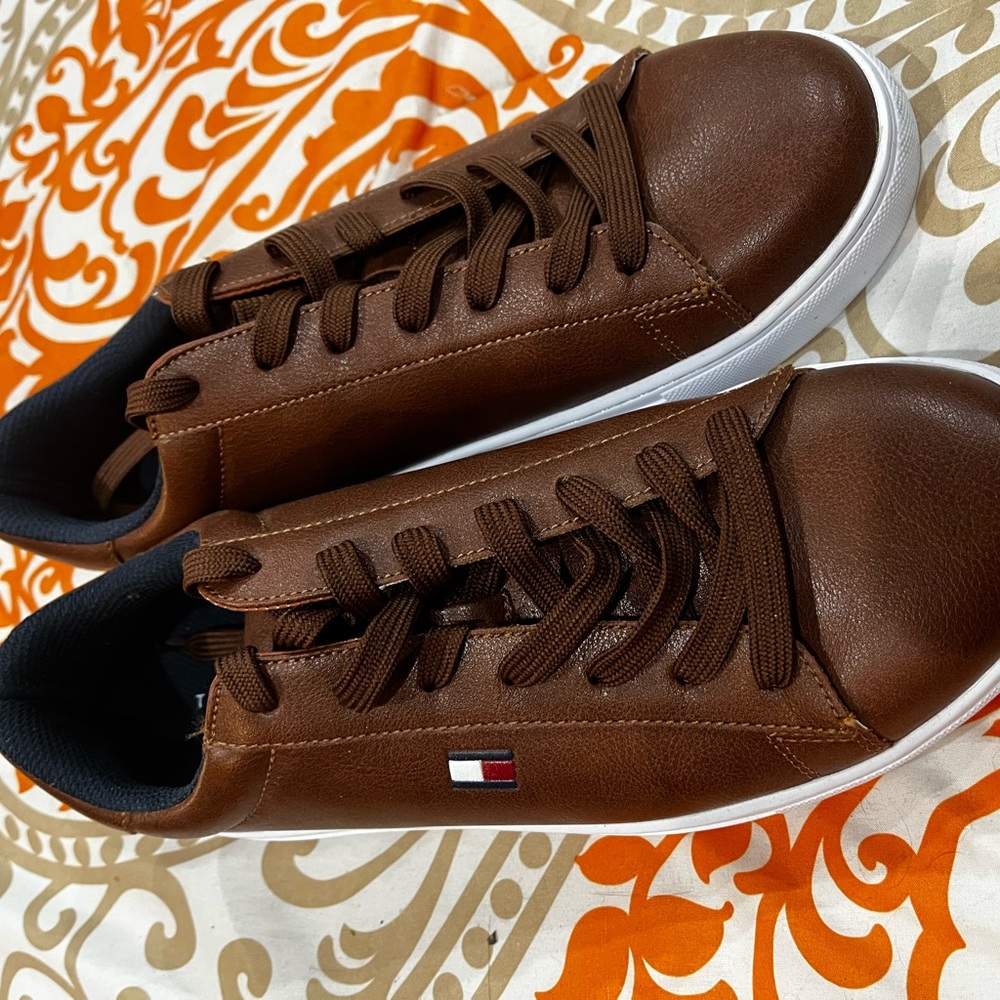 Mens 9.5 Tommy Hilfiger shoes
